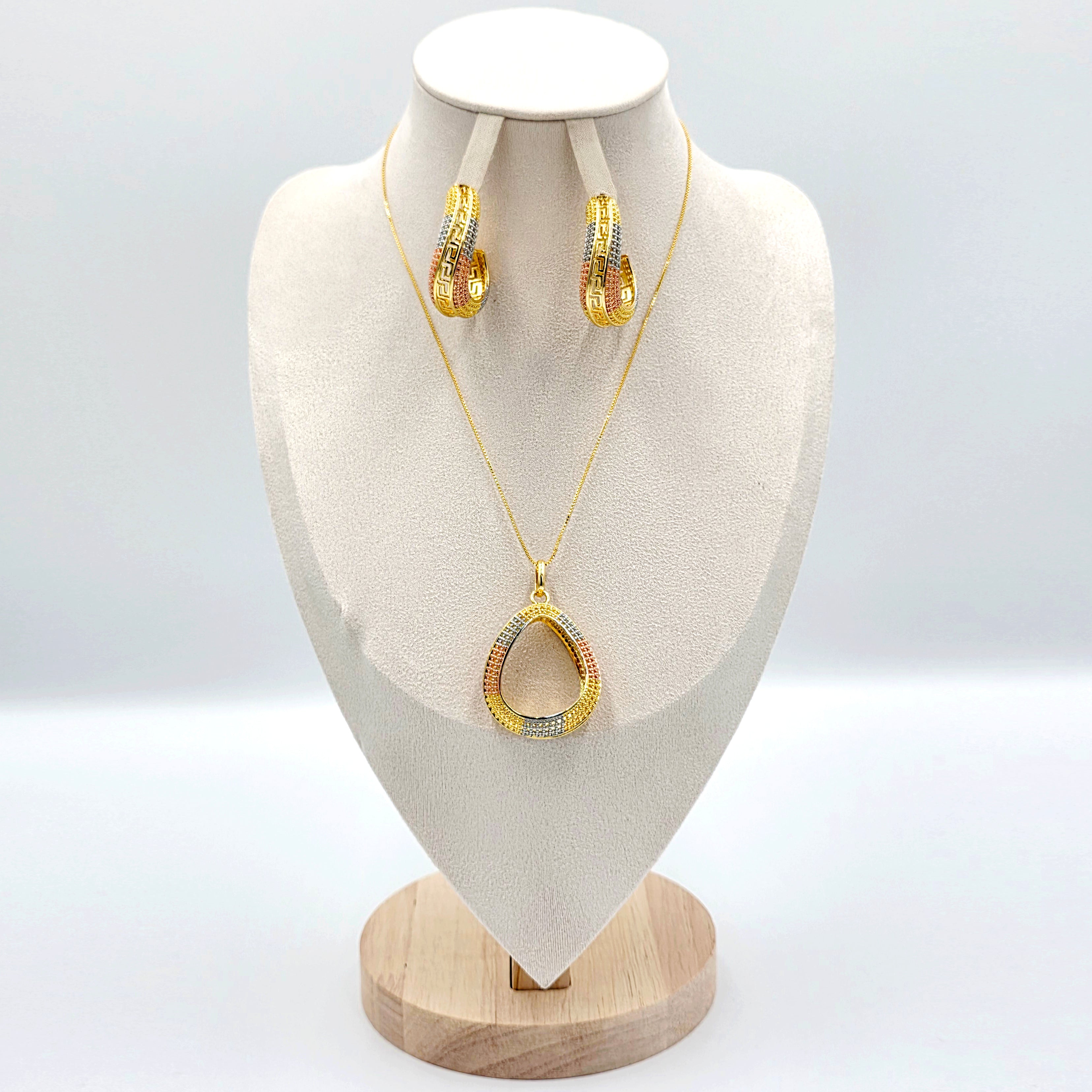 Multitoned Gold, Coral and Blue Jewellery Set