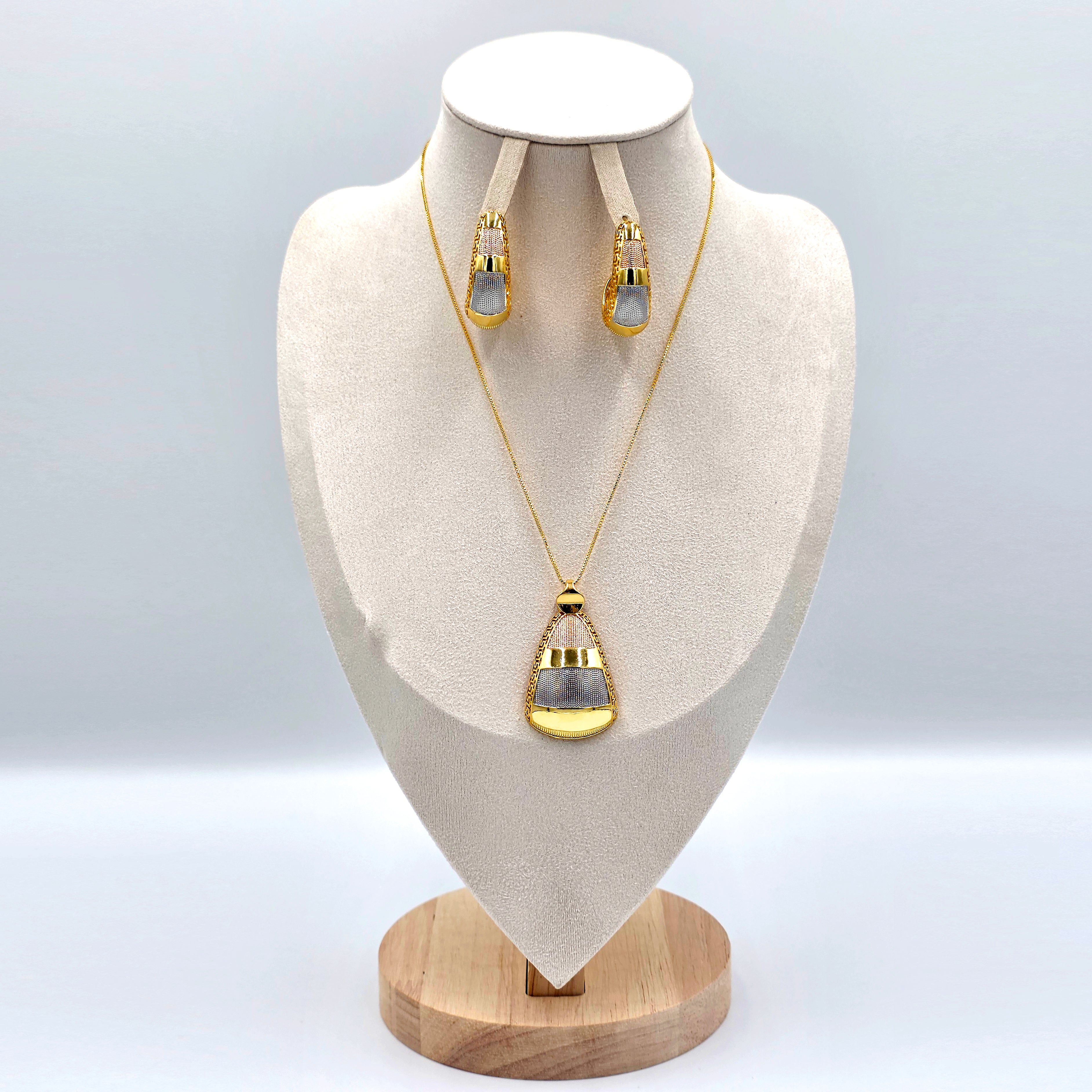 Multi-toned Gold Pendant Jewellery Set