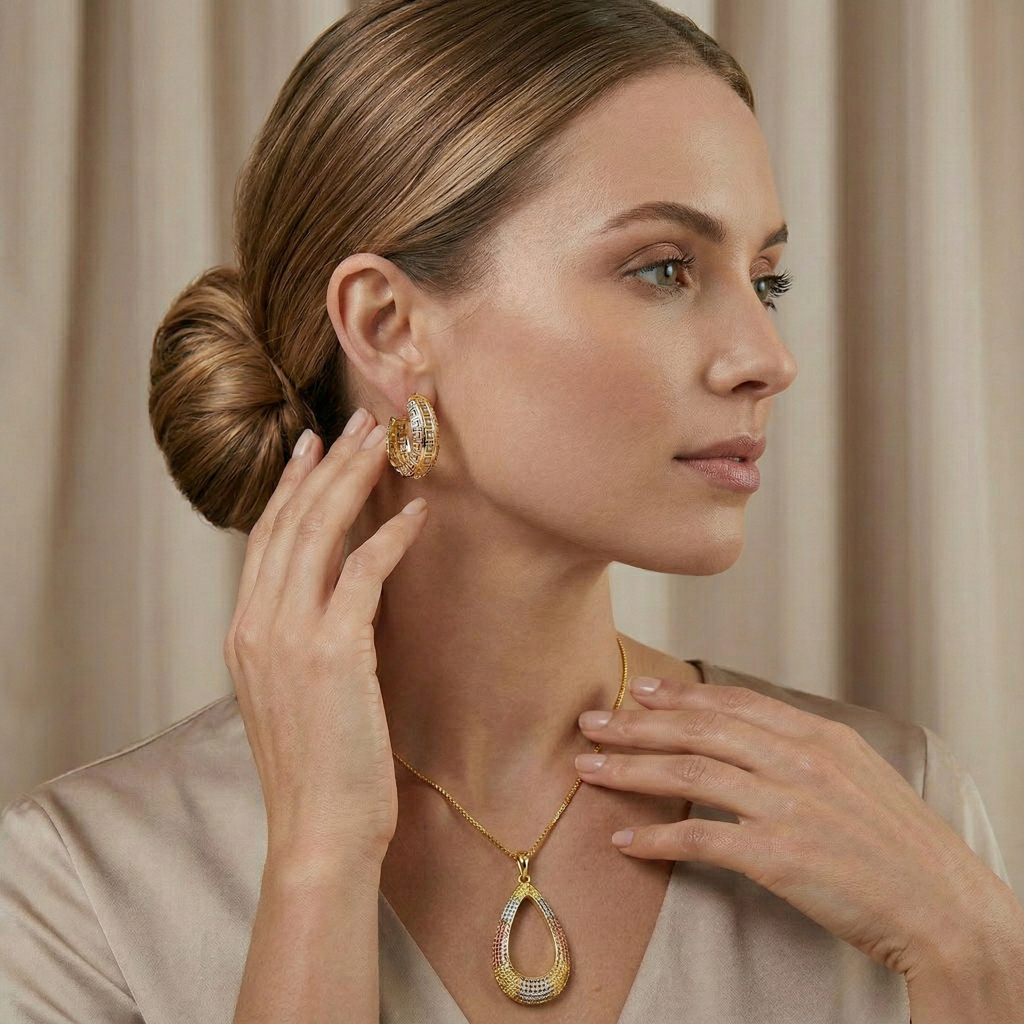 Multitoned Gold, Coral and Blue Jewellery Set